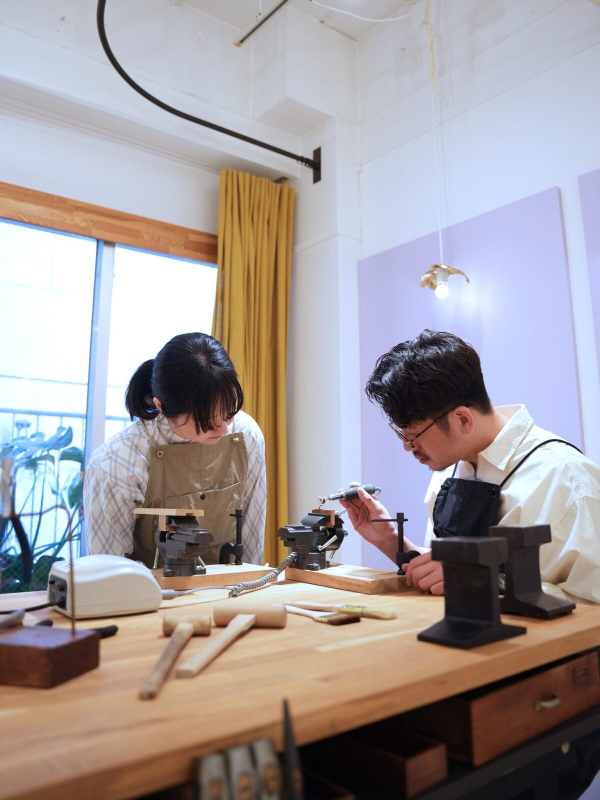 指輪を制作中のカップルの様子