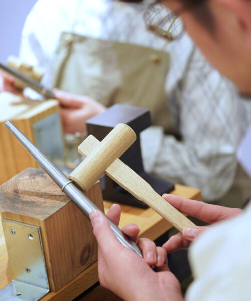 ふたりで手作りする結婚指輪　ハンマーで形を整えている様子