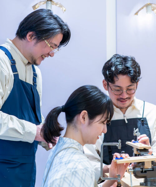 ふたりで手作りする結婚指輪　職人がサポートしている様子