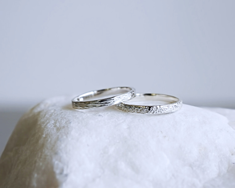手作り結婚指輪 木目風の鎚目仕上げ｜福岡の工房でカップル体験