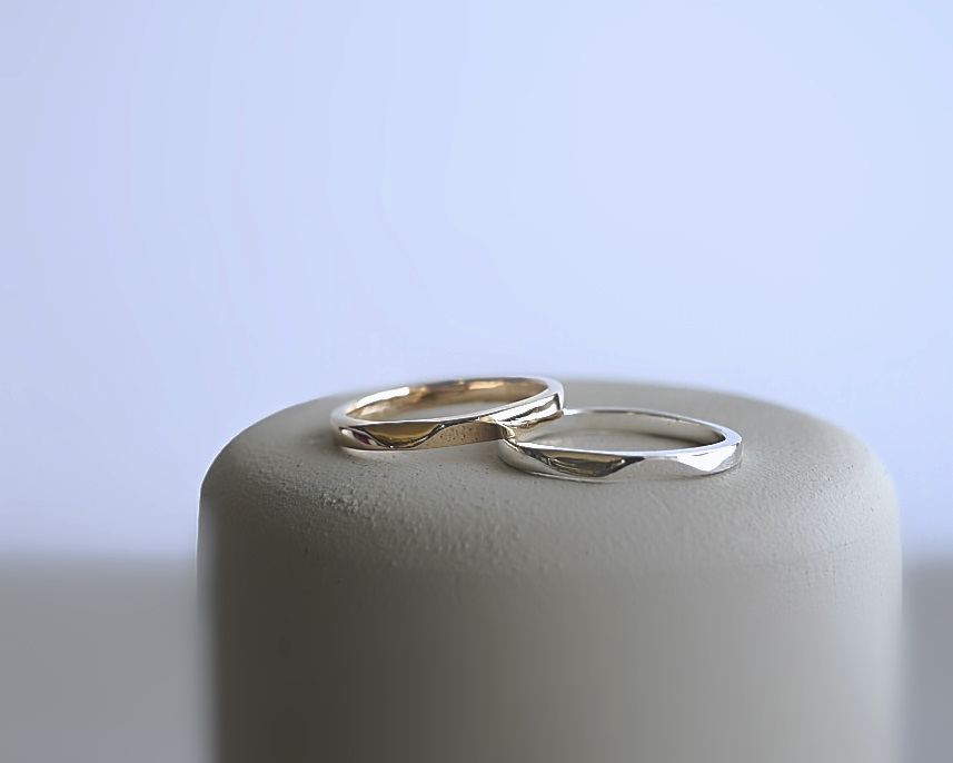 斜めのくぼみが個性的｜ダブルスロープデザインの結婚指輪