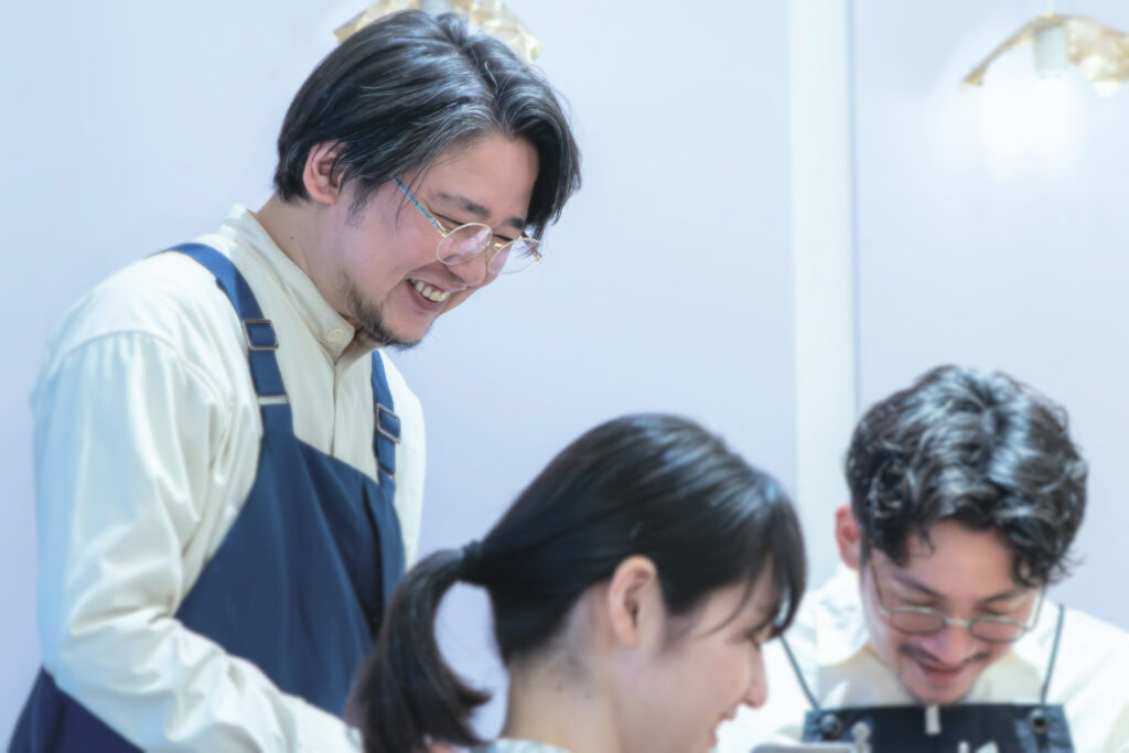 結婚指輪の制作をサポートするデザイナーのイメージカット