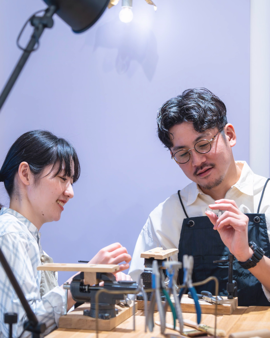 福岡の自分で手作りする結婚指輪体験
カップルの笑顔