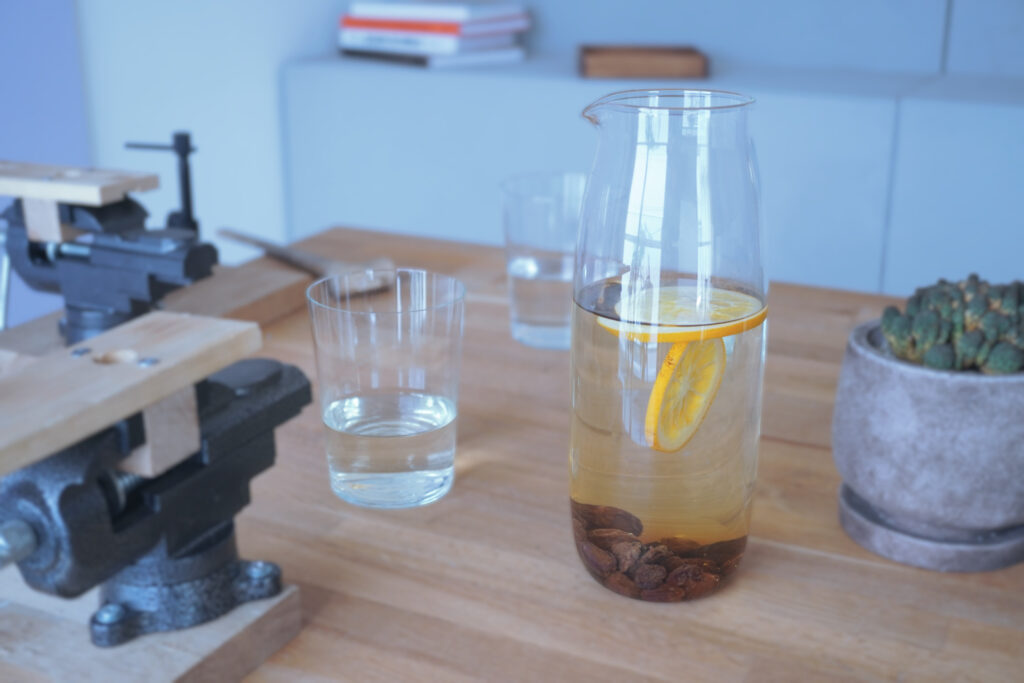 ふたりで制作する結婚指輪の
作業中に飲むデトックスウォーター