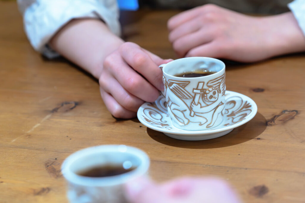 ふたりで制作する結婚指輪の休憩時間に飲むコーヒーの画像