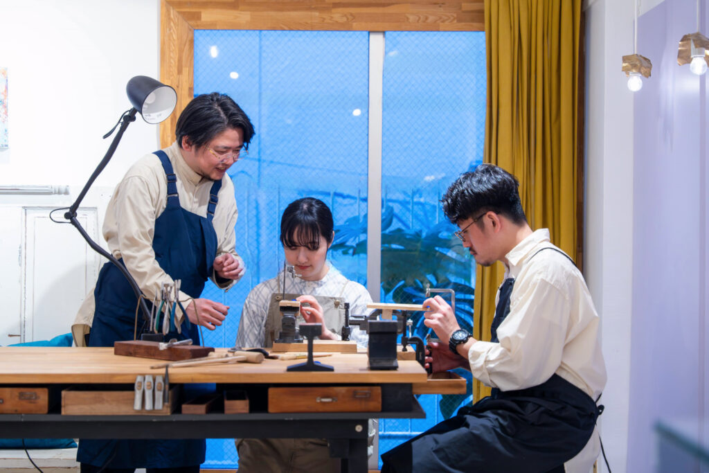 サポートの質を落とさないよう、1日1組に限定して一人ひとりの制作ペースに寄り添う福岡の手作り指輪職人