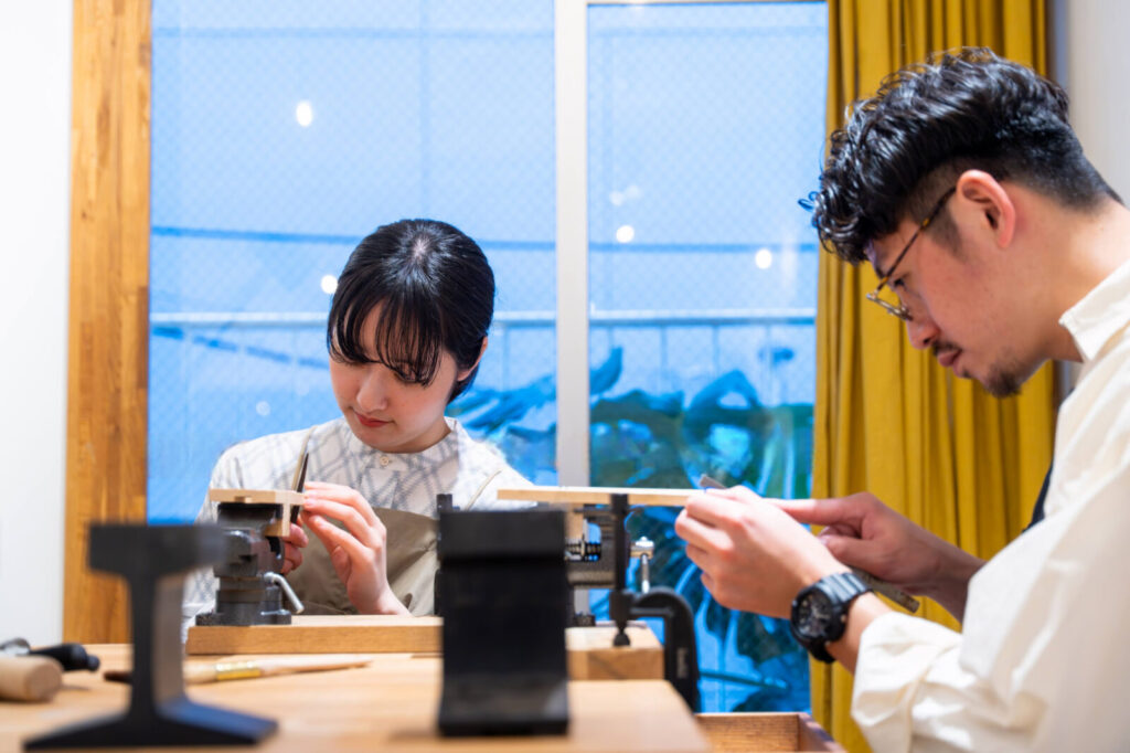 結婚指輪を制作しているカップルの様子