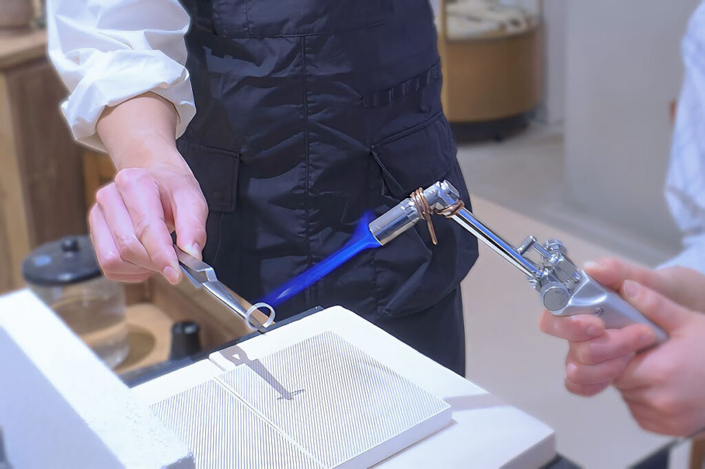 カップルが手作り結婚指輪を制作している