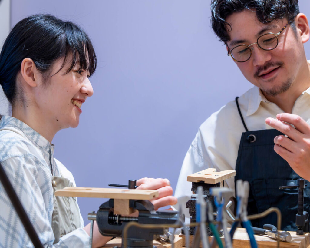 結婚指輪を制作中のカップル