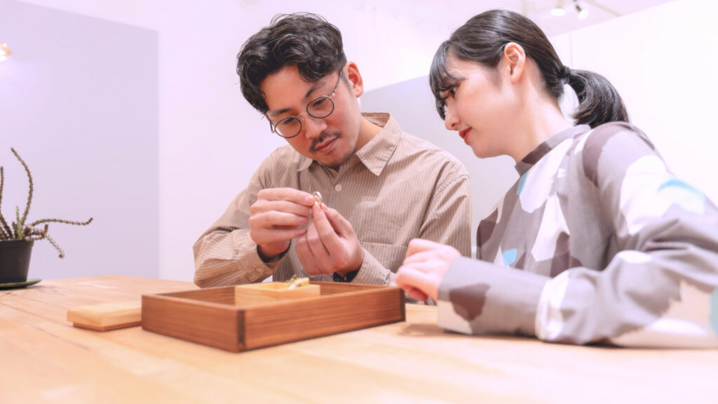 完成した手作り結婚指輪を眺めるカップル