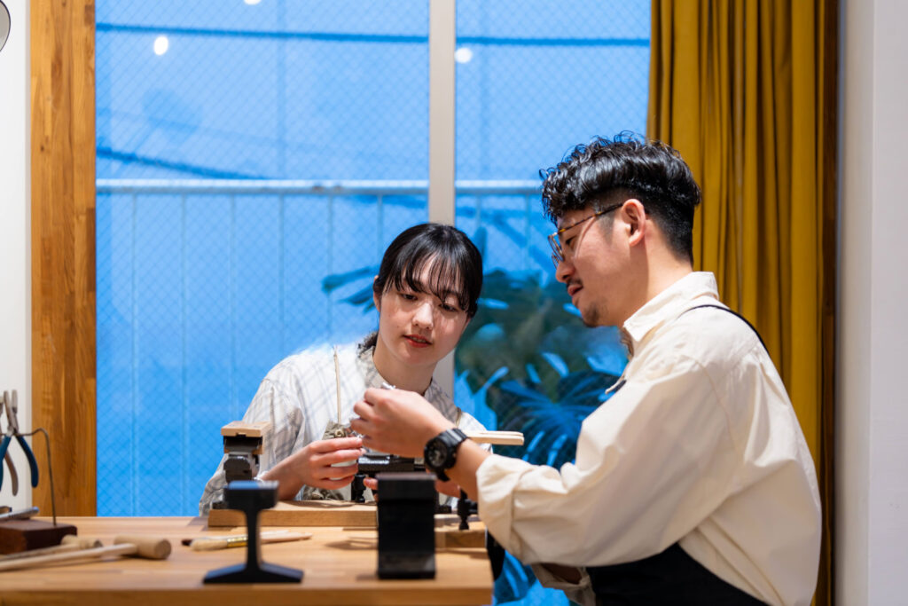 カップルが手作り結婚指輪を制作している様子