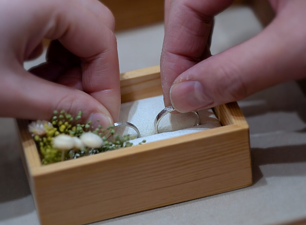 手作りした結婚指輪を受け取る様子