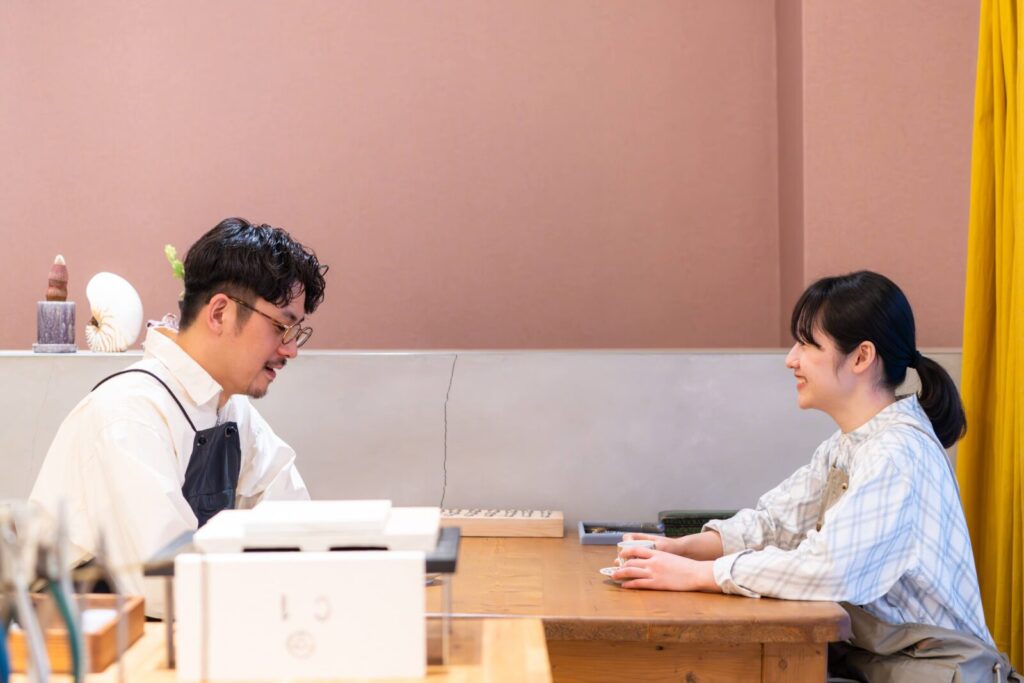 手作り結婚指輪の制作の休憩中のカップル