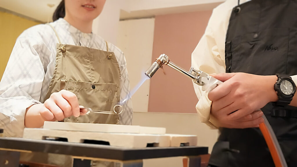 結婚指輪を手作りしている