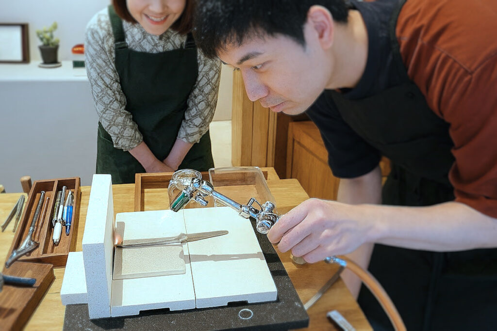 熊本の工房でt結婚指輪を制作するカップル