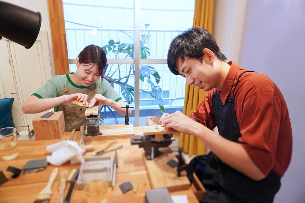 福岡のカップルが手作りマリッジリングを磨いている
