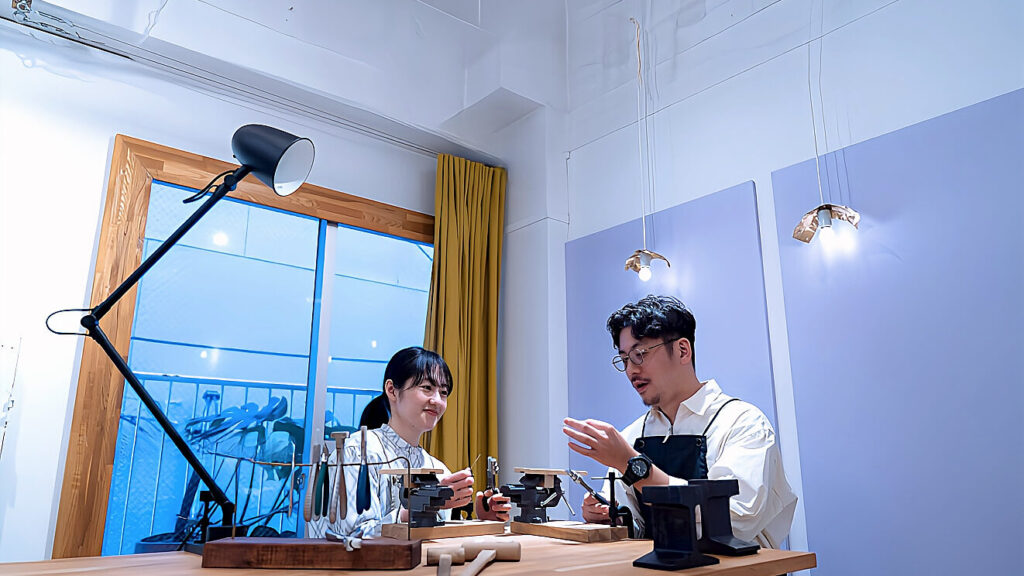 余計なコストを省き、制作体験そのものに価値を置く、福岡の落ち着いた結婚指輪手作りアトリエの風景