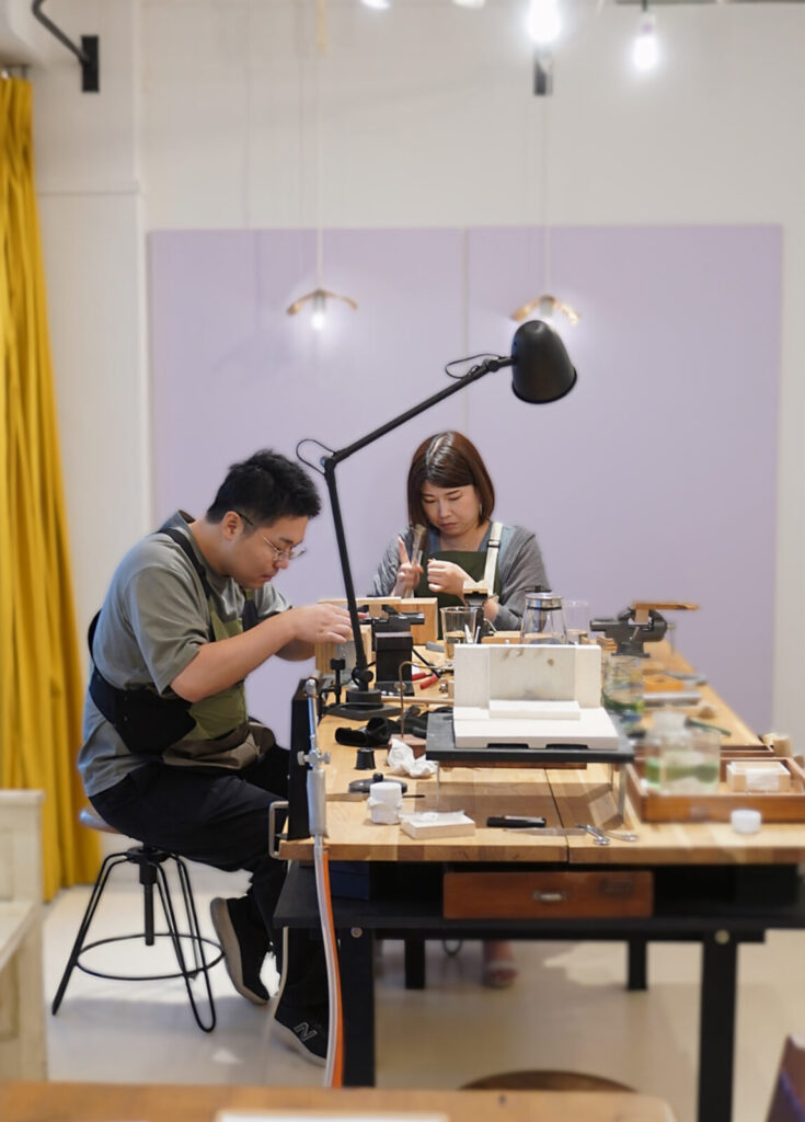 手作り結婚指輪を真剣に作るカップル