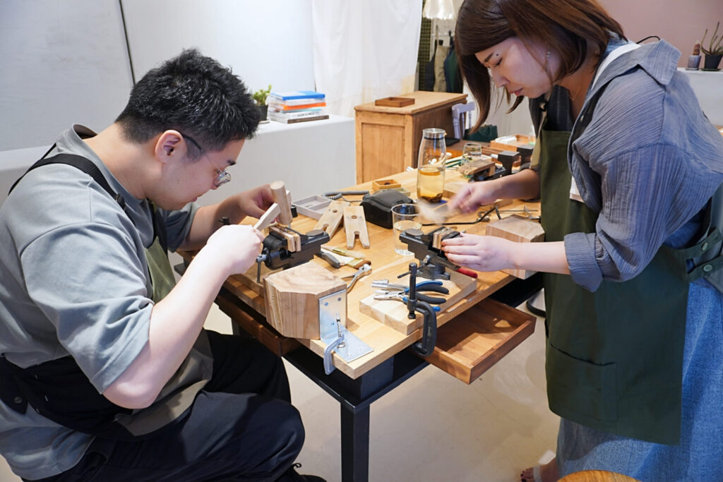 トンカチを使って結婚指輪を制作