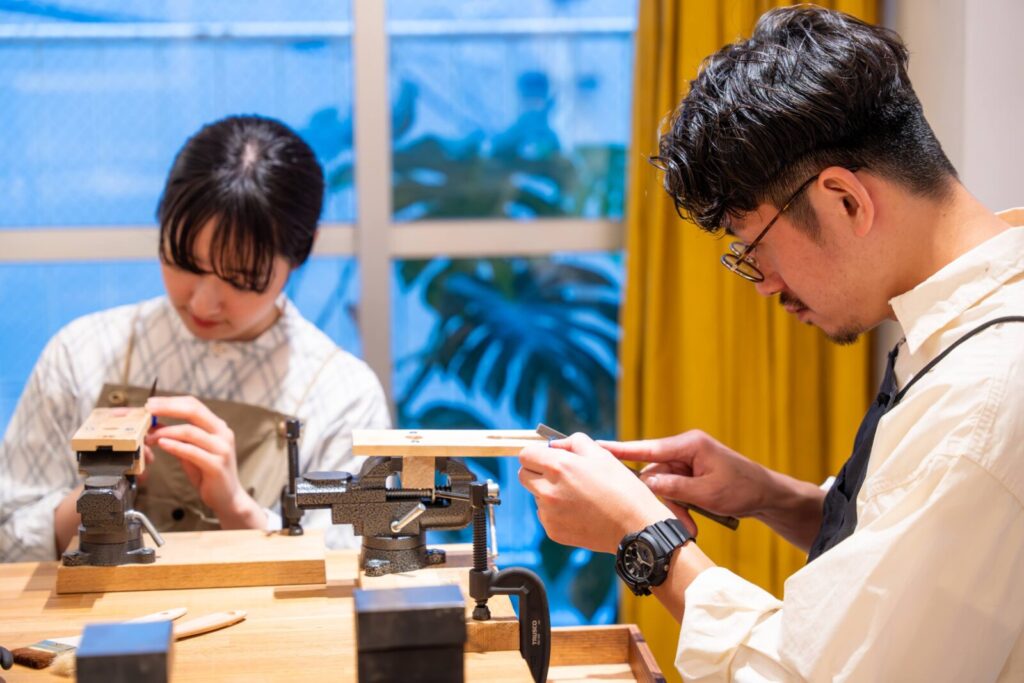 結婚指輪を制作しているカップル