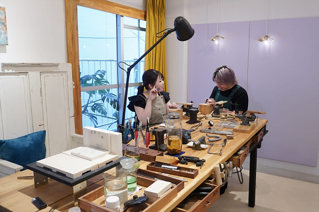 大分から手作りの結婚指輪を制作に来店したカップル