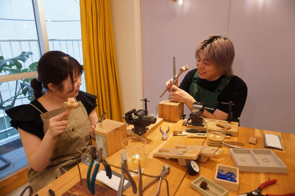 福岡のアトリエで、時間を気にせずゆっくり自分たちのペースで結婚指輪を手作りするカップル