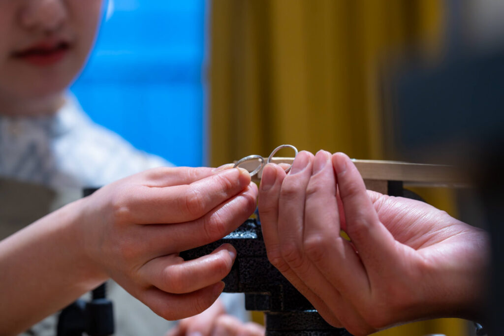 手作りした結婚指輪を見せ合うカップル