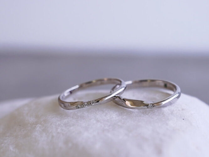 プラチナの手作りの結婚指輪にダイヤモンドをセット