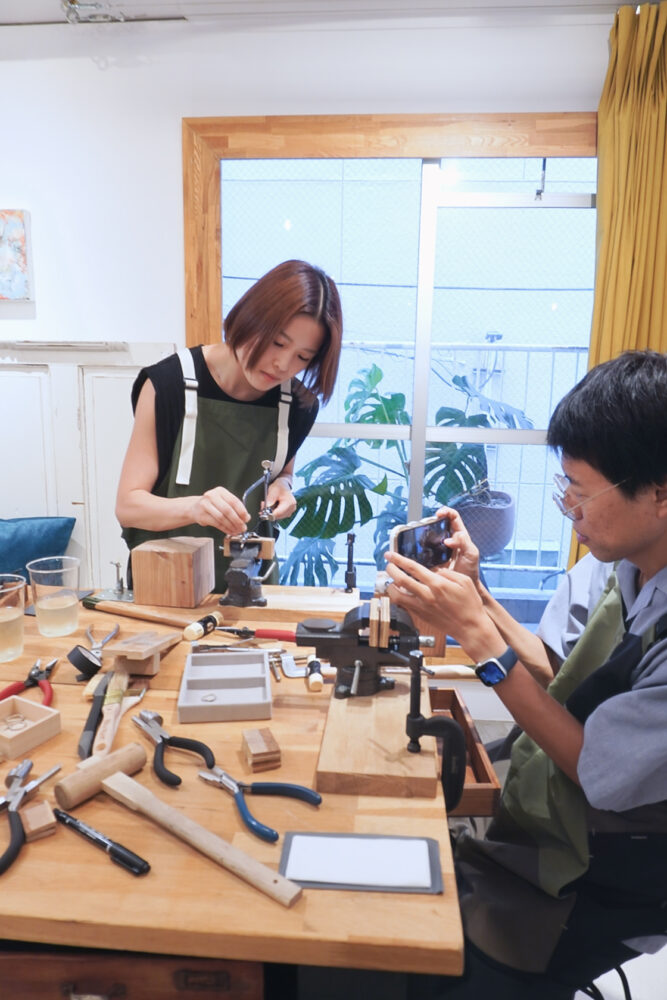 結婚指輪を制作してい様子を
スマホで撮影
