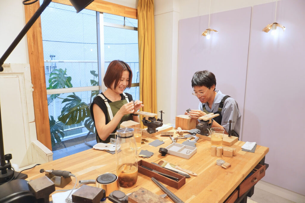 福岡のデコレイトミーでふたりで手作り結婚指輪を制作している
