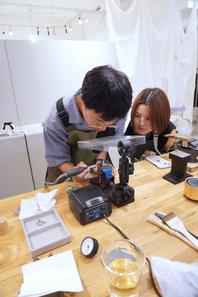 結婚指輪を専用器具で磨いている