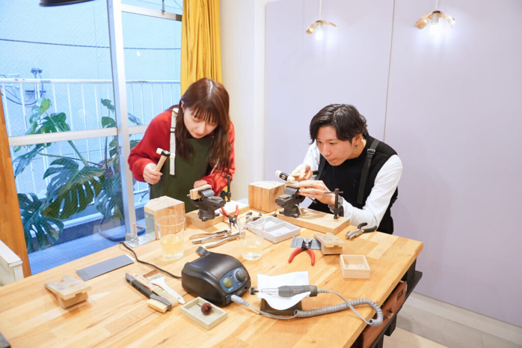 熊本から福岡へ結婚指輪の手作りに来たカップル