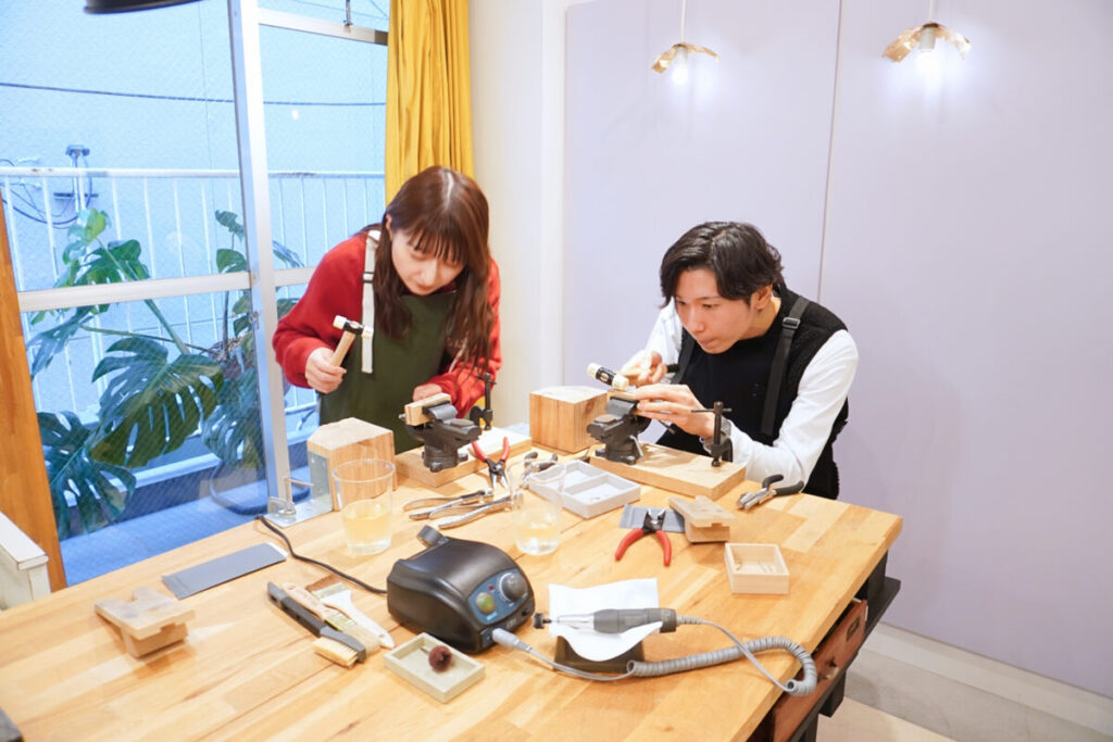 福岡でふたりで手作りする結婚指輪の体験をしているカップル