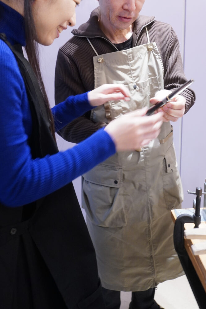 福岡で結婚指輪を手作りしているカップル