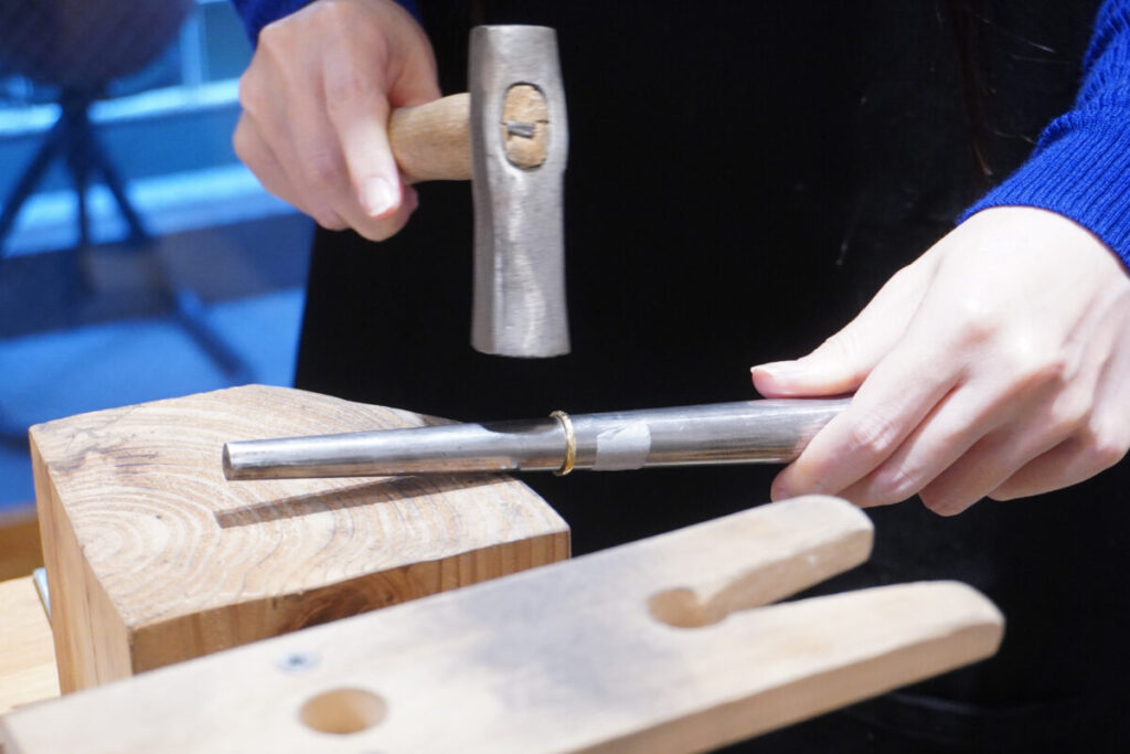 リングに木目模様を刻む