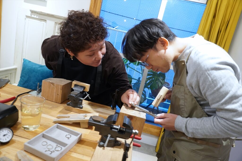 助け合いながら制作