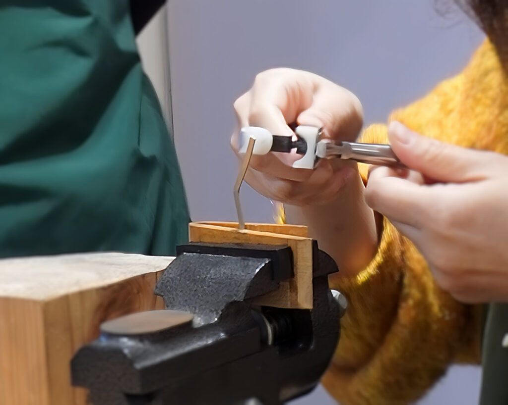 リングにカーブをつける作業