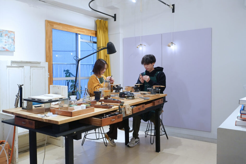 1日1組限定の貸し切りのアトリエで結婚指輪の手作りを楽しむふたり