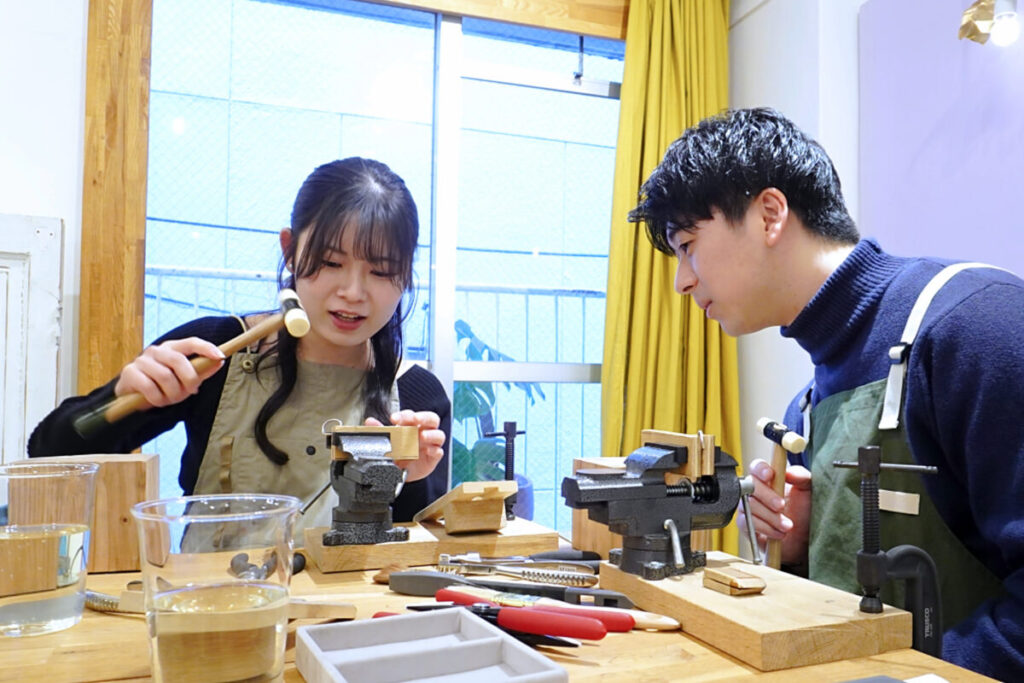 自分たちで結婚指輪を作るという特別な体験をするカップル
