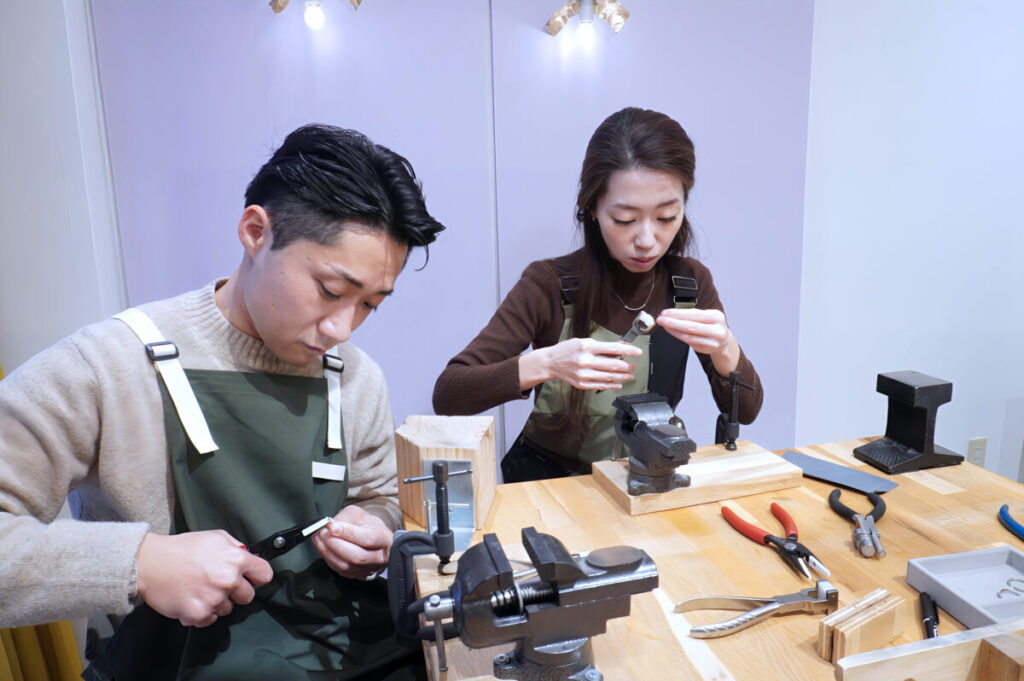 インフィニティデザインの結婚指輪を制作するカップルの作業風景