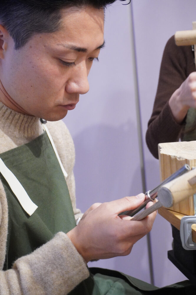 結婚指輪を形を整える制作工程の様子
