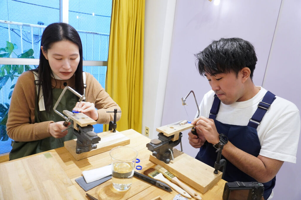 ワックス原型を削り出して結婚指輪の形を作る制作風景