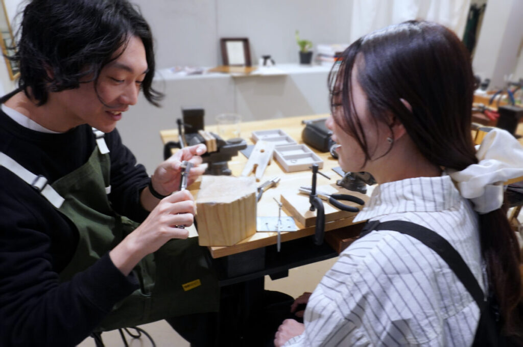 手作り結婚指輪の制作中 手元の作業風景 福岡