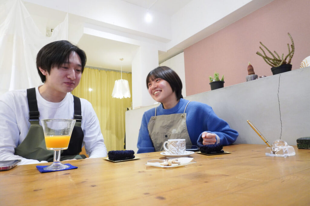 結婚指輪制作の合間にティータイムを楽しむカップルの様子。