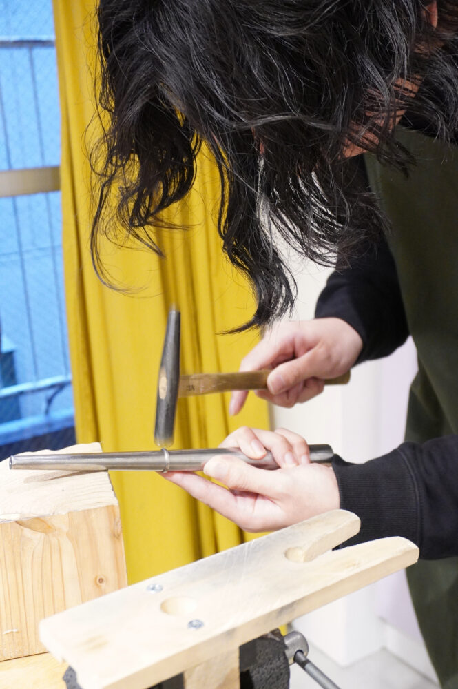 槌目模様を金槌で入れる手作り結婚指輪の仕上げ工程