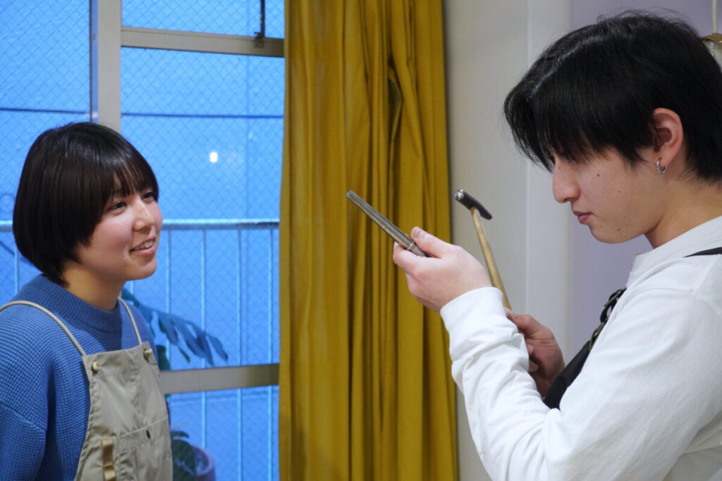 細かく結婚指輪の模様の確認する彼氏さん