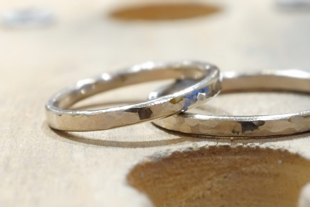 手作業で仕上げた結婚指輪の土目模様。ハンマーで叩いた跡が残る表情。