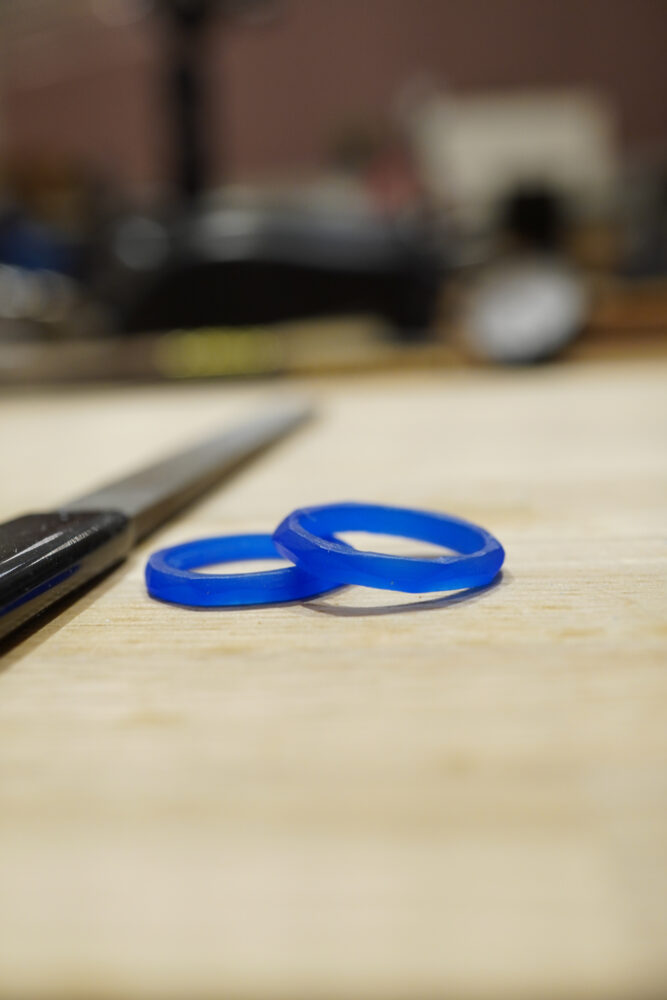 福岡のカップルが削りだした結婚指輪 表面に二人の時間が刻まれている