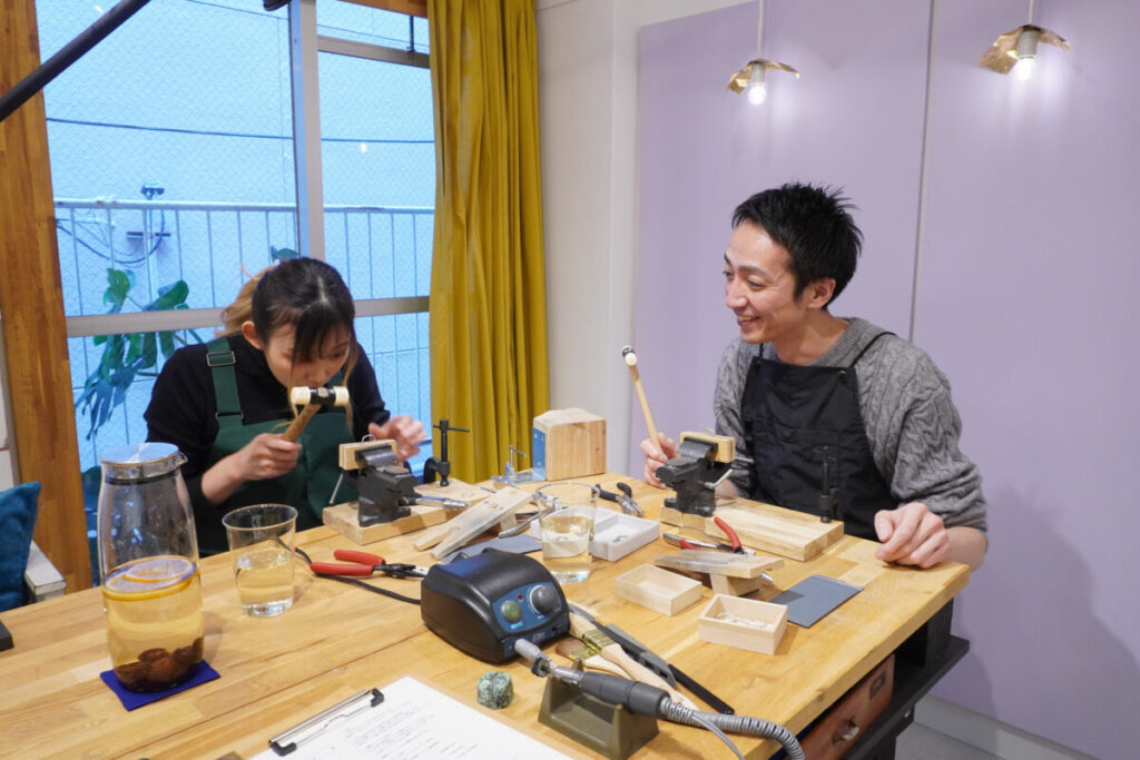 北九州から手作り結婚指輪しに福岡・薬院のアトリエに来たカップルの制作がスタート