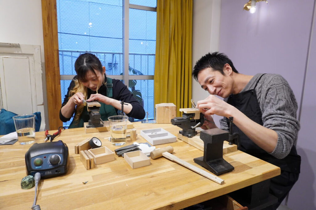 夢中で手作り結婚指輪を研磨するアップル